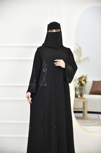 عباية بتطريز أنيق على الصدر والأكمام
