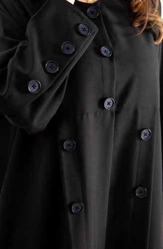 عباية كريب يزينها أزرار وثنيات أنيقة