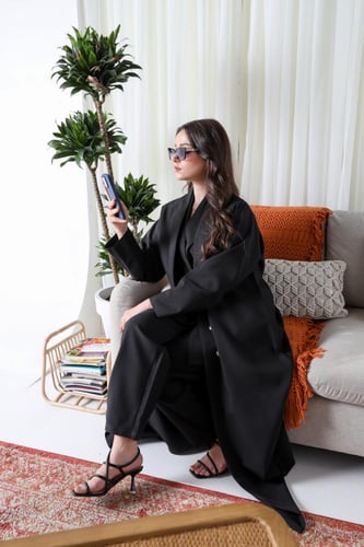 عباية كريب كاجوال 4 قطع بلون أسود