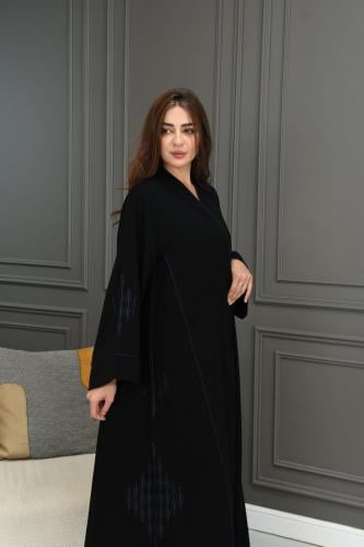 عباية سوداء بتطريز كحلي