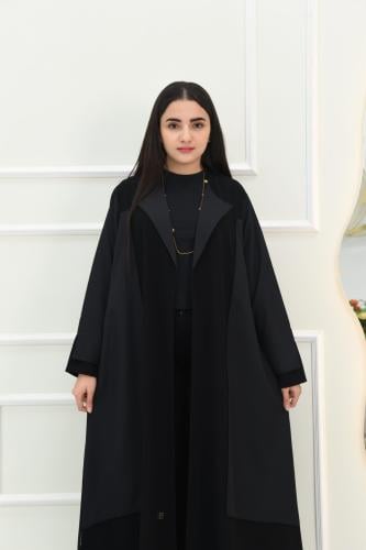 عباية سوداء بتألق فريد من الأقمشة المزدوجة