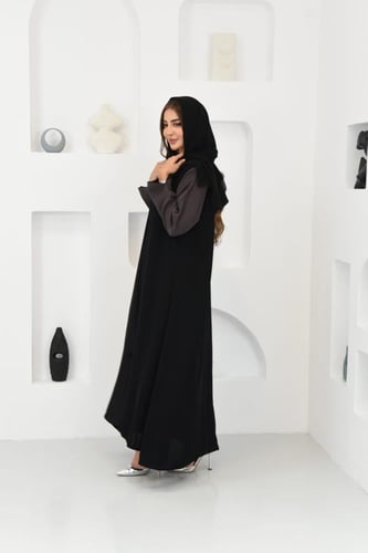 عباية بتصميم متناغم من اللونين الأسود والبني الداك...