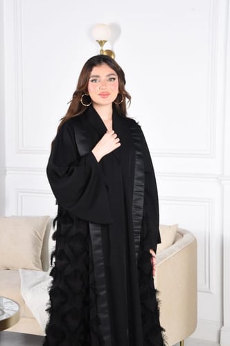 عباية بقماش الكريب بياقة سوداء