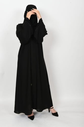 عباية عملية بأكمام مطرزة