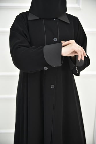 عباية عملية بأكمام مقلوبة وأزرار مميزة