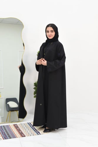 عباية انيقة مزينة بتطريز كحلي على الاكمام