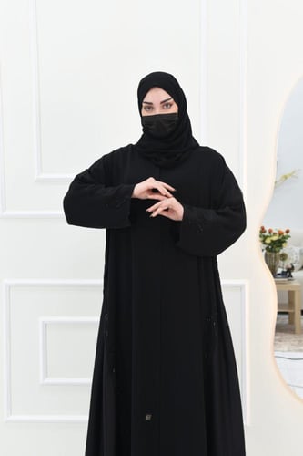 عباية بتطريزات وتفاصيل من قماش جاكار