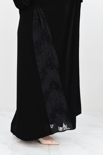 عباية بتفاصيل من الدانتيل الأسود