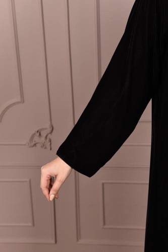 عباية شتوية مخملية بتصميم راقي