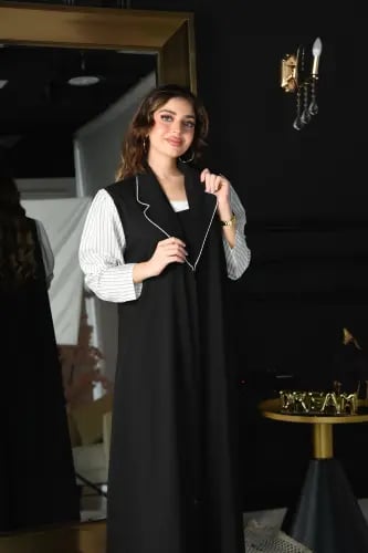 عباية كاجوال بأكمام كريمي مقلمة وياقة محددة بقيطان