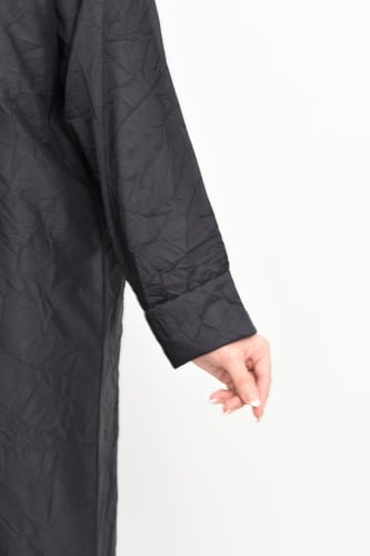 عباية تفتة مطفي بلون اسود فاحم وأكمام مقلوبة