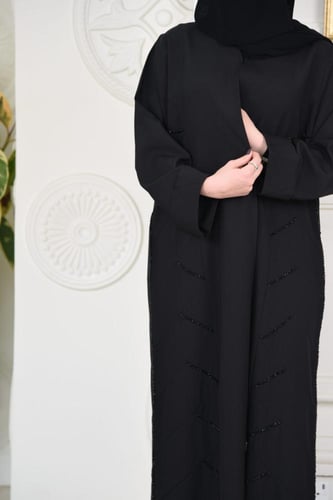 عباية كريب سوداء بتطريز شك على الجوانب