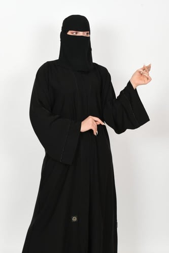 عباية عملية بأكمام مطرزة