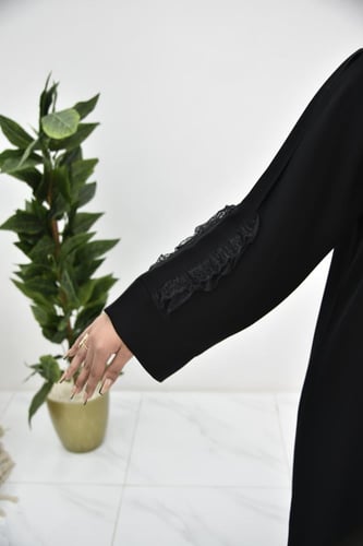 عباية كريب بتفاصيل تول ناعمة