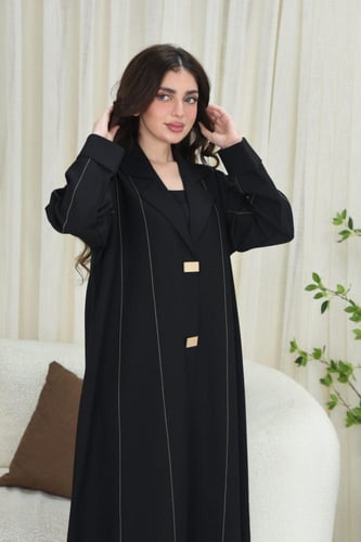 عباية انيقة مزينة بإكسسوارات وتطريز بيج