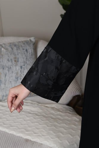 عباية بأكمام مربعة مزينة بنقوش جاكار لامعة