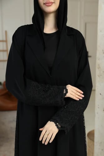 عباية نص كلوش بتركيبة دانتيل ناعم