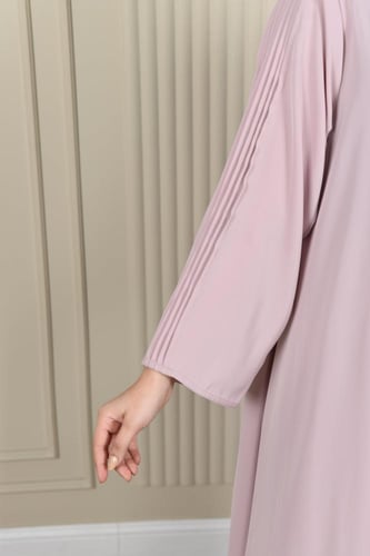 عباية وردية ناعمة بتصميم كسرات