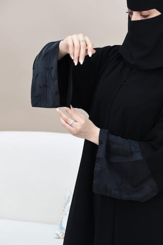 عباية سوداء بأكمام جاكار مفتوحة