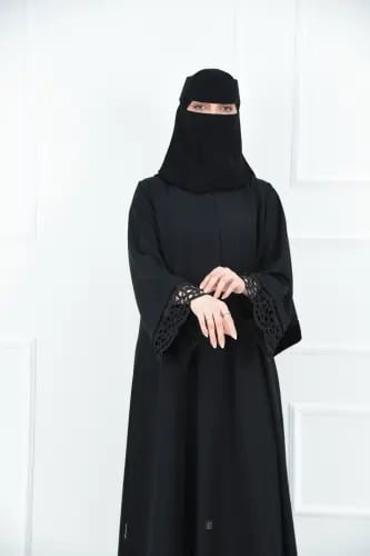عباية سوداء كريب بكلفة دانتيل
