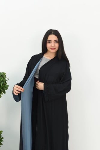 عباية سوداء مبطنة بقماش سماوي مع تفاصيل مطرزة على...