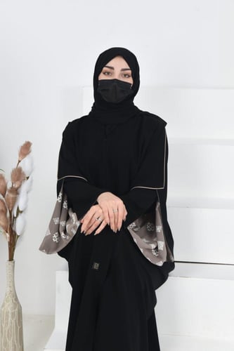 عباية كريب بأكمام مفتوحة مبطنة بلون نود فاتح