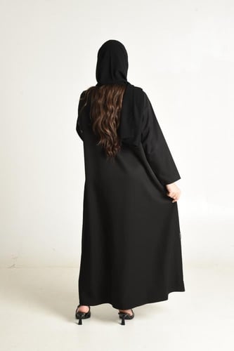 عباية فخمة بتطريز راقٍ يزيّن الجانب الأيسر بألوان...