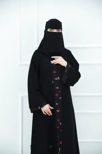 عباية كريب بتركيبة جاكار تركي ولمسات منحنيات أنيقة