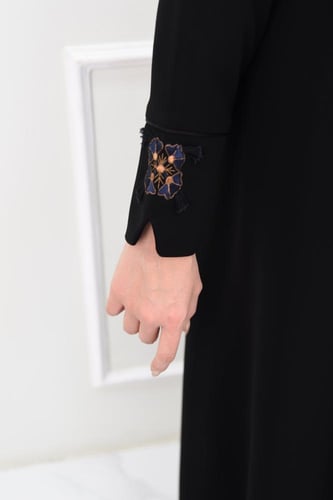 عباية كلوش ملكي بتطريز كحلي وذهبي على الكم