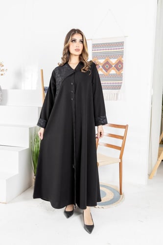 عباية كريب مزينة بقطعة أنيقة من جهة واحدة