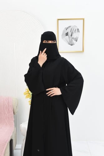 عباية ساده انيقة والاكمام مربعة