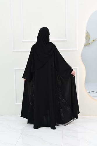 عباية مع تداخيل رائعة من الشيفون المطرز على الجوان...