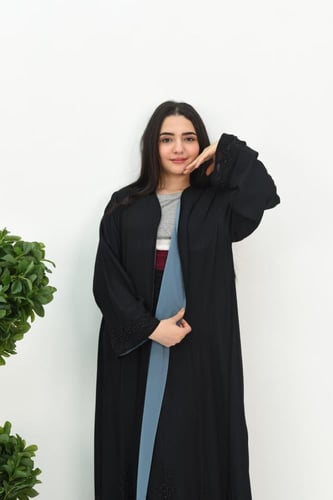 عباية سوداء مبطنة بقماش سماوي مع تفاصيل مطرزة على...