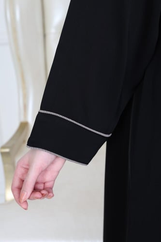 عباية مزينة بازرار قماشية وقيطان باللون البيج