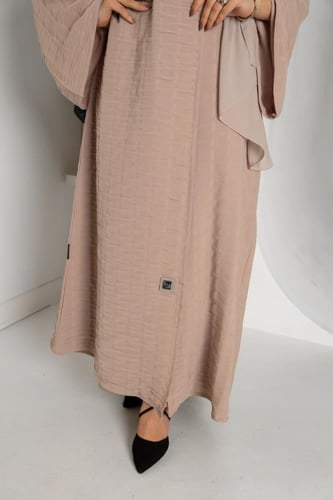 عباية ساحرة بلون بيج بقماش مموج