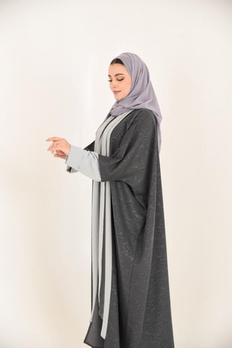 عباية نص بشت بلون رصاصي مشجر مع بندة واكمام سماوية