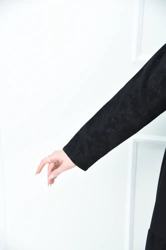 عباية سوداء كلوش طبقات بتفاصيل قماش جاكار تركي