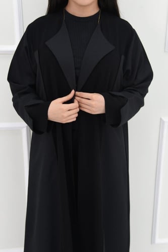 عباية سوداء بتألق فريد من الأقمشة المزدوجة