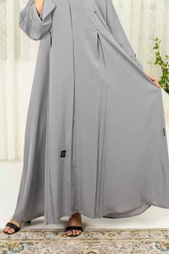 عباية رمادية مع كسرات ومزينة بفصوص الكريستال