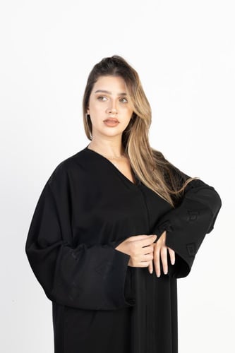 عباية سوداء بأكمام جاكار
