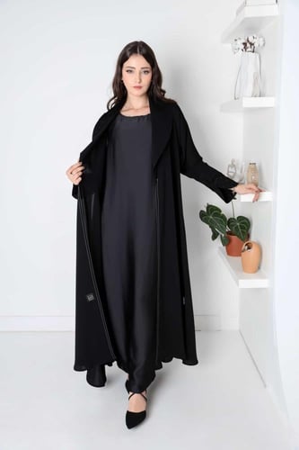 عباية بفستان داخلي وأكمام كيرف مفتوحة