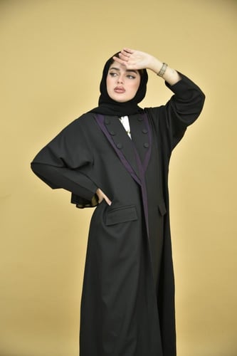 عباية بليزر كريب بياقة مزدوجة وجيوب عملية