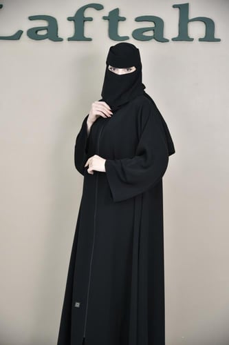 عباية ساده بتصميم كلوش مع سحاب وأكمام مربعة