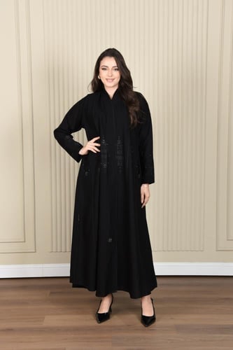 عباية بتطريز أسود وقيطان