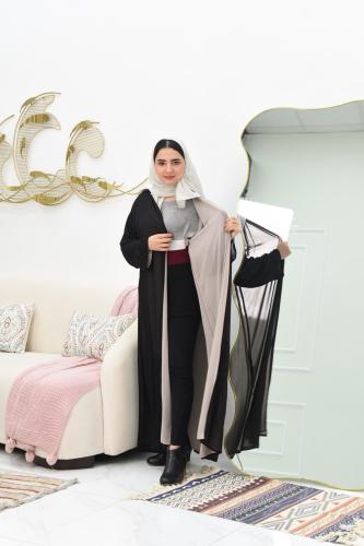 عباية سوداء مبطنة بقماش بيج مع تفاصيل مطرزة على ال...