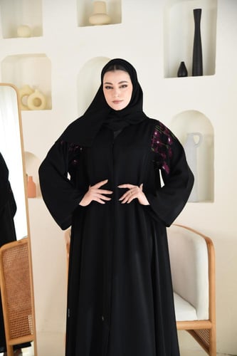 عباية ناعمة بتطريز ملون على الأكتاف