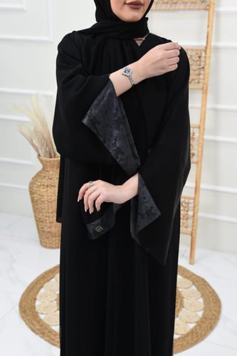 عباية نواعم بأكمام مفتوحه مبطنة بالرمادي