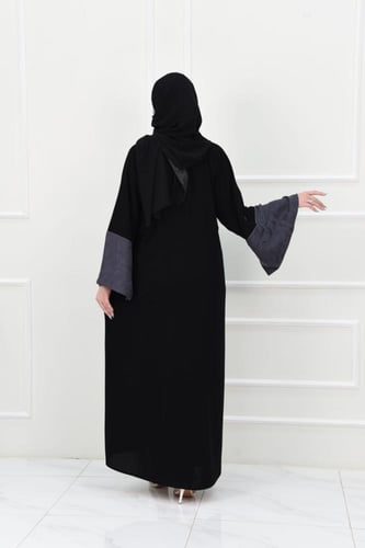 عباية سوداء بأكمام جاكار مفتوحة بلون رصاصي