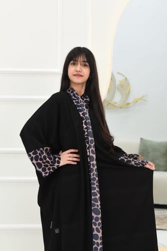 عبايه بناتي لف بقماش كلاريج بتفاصيل من قماش منقط