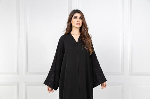 عباية مميزه بقماشها الناعم بأكمام مطرزه بالأسود